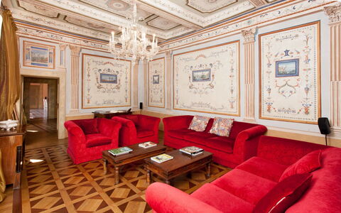 Villa Gubbio: Pièce, Propriété, Design Intérieur, Meubles, Rouge, Bâtiment, Salon, Plafond, Suite, Maison