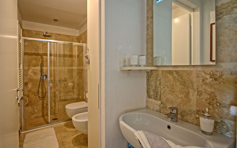 Capannino: Salle De Bains, Pièce, Propriété, Tuile, Baignoire, Design Intérieur, Bâtiment, Luminaire Plomberie, Immobilier, Maison