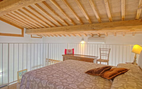 Capannino: Chambre, Pièce, Propriété, Meubles, Lit, Plafond, Design Intérieur, Bâtiment, Literie, Cadre De Lit