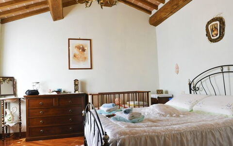 Casetta i Ciliegi: Chambre, Lit, Pièce, Meubles, Propriété, Drap De Lit, Cadre De Lit, Literie, Plafond, Design Intérieur