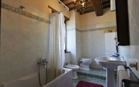 Casetta i Ciliegi: Salle De Bains, Propriété, Pièce, Design Intérieur, Bâtiment, Architecture, Luminaire Plomberie, Maison, Immobilier, Évier