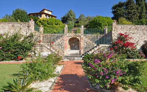 Villa Camaiore: Propriété, Jardin, Mur, Bâtiment, Botanique, Cour, Maison, Paysage, Aménagement Paysager, Plante