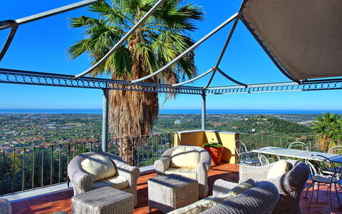 Villa Camaiore: Propriété, Ciel, Pièce, Immobilier, Arbre, Vacances, Maison, Bâtiment, Meubles, Loisir