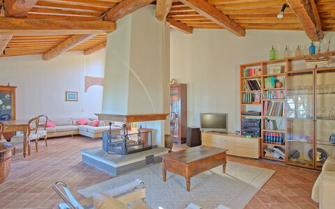 Villa Camaiore: Pièce, Propriété, Salon, Bâtiment, Design Intérieur, Maison, Meubles, Sol, Immobilier, Grenier