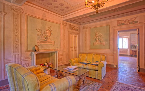 Villa Camaiore: Pièce, Propriété, Meubles, Design Intérieur, Bâtiment, Plafond, Mur, Maison, Salon, Chambre