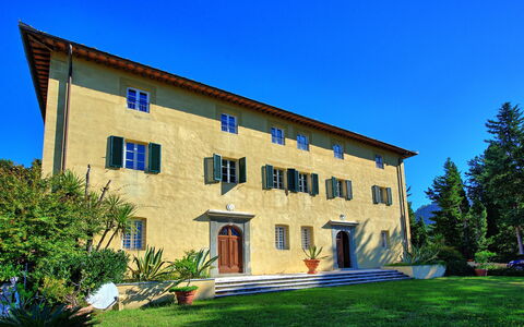 Villa Camaiore: Propriété, Maison, Domicile, Bâtiment, Immobilier, Zone Résidentielle, Architecture, Biens, Ciel, Façade