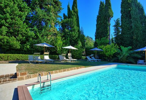 Villa Camaiore: Piscine, Propriété, Loisir, Recours, Immobilier, Vacances, Biens, Maison, Ville Resort, Bâtiment