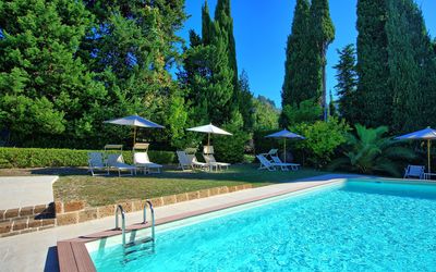 Villa Camaiore: Piscine, Propriété, Loisir, Recours, Immobilier, Vacances, Biens, Maison, Ville Resort, Bâtiment