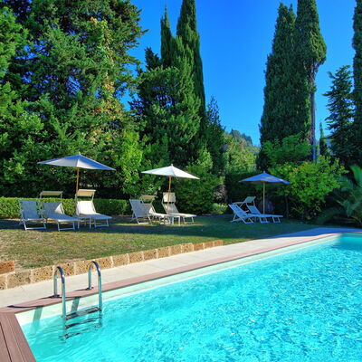 Villa Camaiore: Piscine, Propriété, Loisir, Recours, Immobilier, Vacances, Biens, Maison, Ville Resort, Bâtiment
