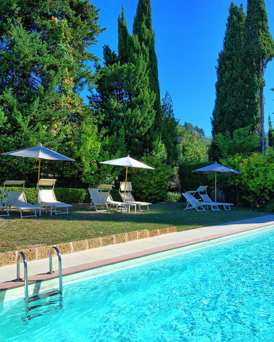 Villa Camaiore: Piscine, Propriété, Loisir, Recours, Immobilier, Vacances, Biens, Maison, Ville Resort, Bâtiment