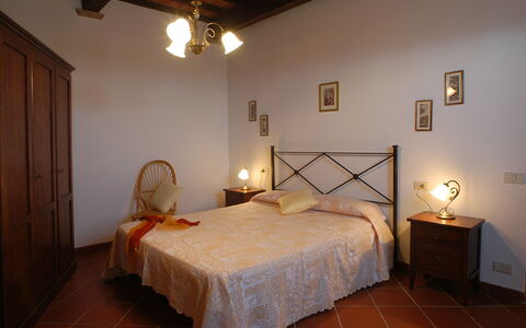 La Valle: Chambre, Lit, Pièce, Meubles, Drap De Lit, Propriété, Cadre De Lit, Literie, Design Intérieur, Sol