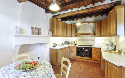 Le Pergole: Comptoir, Propriété, Pièce, Meubles, Cuisine, Bâtiment, Cabinetry, Design Intérieur, Maison, Plafond