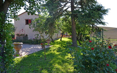 Casa Laura: Propriété, Cour, Maison, Jardin, Arrière-Cour, Arbre, Domicile, Bâtiment, Immobilier, Chalet