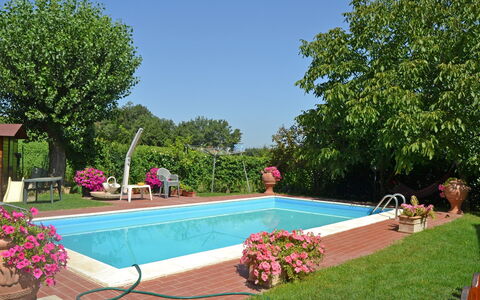 Casa Laura: Piscine, Propriété, Arrière-Cour, Immobilier, Cour, Domicile, Herbe, Maison, Loisir, Zone Résidentielle