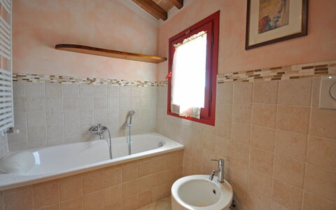 Casa Laura: Salle De Bains, Propriété, Pièce, Tuile, Robinet, Mur, Lavabo, Luminaire Plomberie, Design Intérieur, Évier