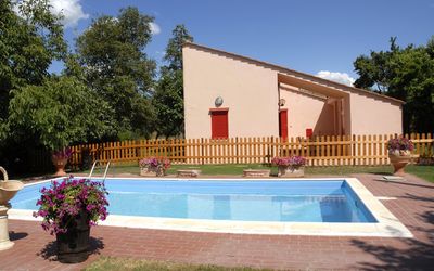 Casa Laura: Propriété, Maison, Bâtiment, Piscine, Immobilier, Domicile, Villa, Architecture, Zone Résidentielle, Façade