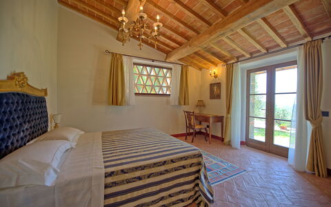 Villa Noceta: Pièce, Propriété, Chambre, Meubles, Plafond, Bâtiment, Lit, Design Intérieur, Immobilier, Maison