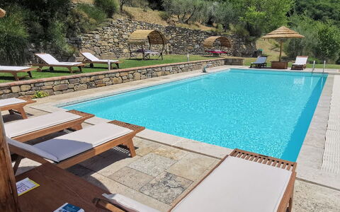 Villa Noceta: L'Eau, Piscine, Propriété, Plante, Bâtiment, Bleu Azur, Mobilier De Jardin, Ombre, Loisir, Chaise