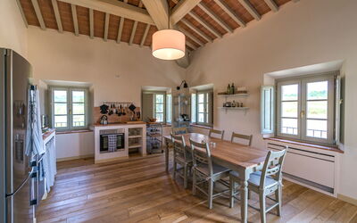 La Valle 3 Castelfalfi: Meubles, Fenêtre, Canapé, Bois, Table, Cadre, Chaise, Design Intérieur, Salon, Sol