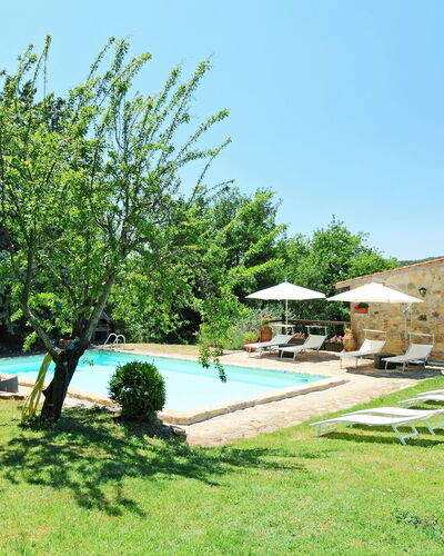 Casale Verciano: Propriété, Maison, Paysage Naturel, Herbe, Arbre, Immobilier, Bâtiment, Biens, Piscine, Paysage