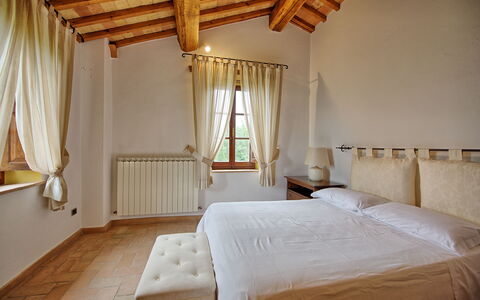Villa Montalcino: Chambre, Lit, Meubles, Pièce, Propriété, Drap De Lit, Cadre De Lit, Design Intérieur, Plafond, Bâtiment