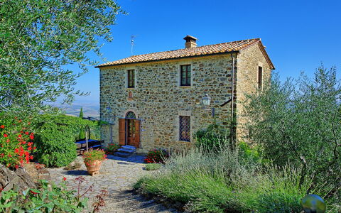 Villa Montalcino: Propriété, Maison, Bleu, Chalet, Bâtiment, Immobilier, Ferme, Zone Rurale, Mur, Domicile