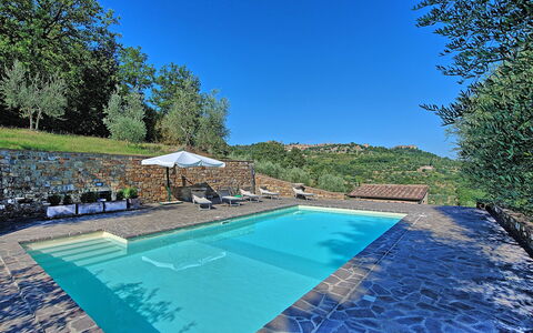 Villa Montalcino: Piscine, Propriété, Immobilier, Biens, Maison, Loisir, Bâtiment, Villa, Herbe, Arbre