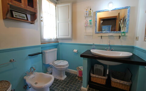 Casa Roberto: Lavabo, Luminaire Plomberie, Salle De Bains, Évier, Design Intérieur, Robinet, Sol, Plomberie, Sol, Éclairage