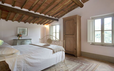 Angeloni: Chambre, Pièce, Propriété, Meubles, Lit, Plafond, Cadre De Lit, Drap De Lit, Sol, Design Intérieur