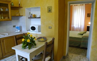 Paggio: Pièce, Propriété, Jaune, Bâtiment, Meubles, Maison, Design Intérieur, Table, Sol, Immobilier