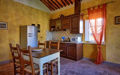 Vescovo: Pièce, Propriété, Bâtiment, Meubles, Design Intérieur, Maison, Sol, Immobilier, Table, Domicile