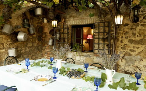 Villa Lorian: Restaurant, Bâtiment, Pièce, Arbre, Table, Maison, Plante, Design Intérieur