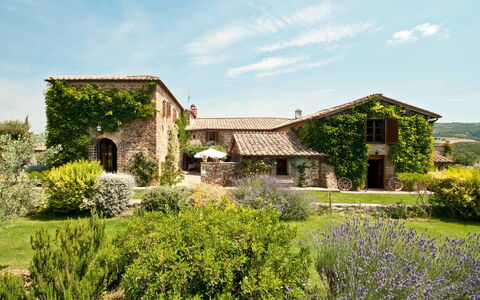 Villa Lorian: Propriété, Jardin, Maison, Végétation, Biens, Bâtiment, Architecture, Botanique, Domicile, Herbe