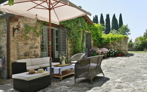 Villa Lorian: Propriété, Meubles, Patio, Parapluie, Bâtiment, Arrière-Cour, Cour, Pièce, Maison, Cour