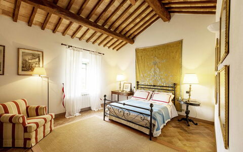 Villa Lorian: Chambre, Pièce, Meubles, Propriété, Lit, Design Intérieur, Bâtiment, Drap De Lit, Plafond, Cadre De Lit