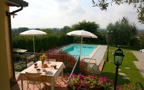 Casina Paradiso: Table, Plante, Nuage, Meubles, Ciel, Fleur, Parapluie, Chaise, Ombre, Mobilier De Jardin