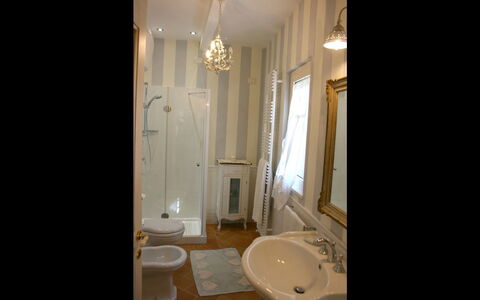 Casina Paradiso: Salle De Bains, Pièce, Propriété, Design Intérieur, Luminaire Plomberie, Lavabo, Bâtiment, Maison, Sol, Tuile