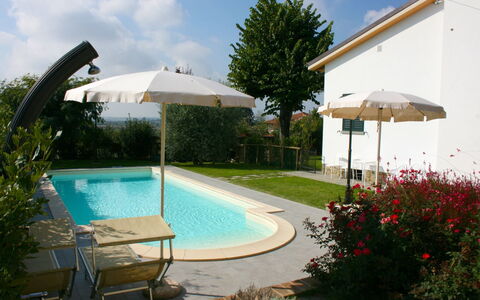 Casina Paradiso: L'Eau, Plante, Nuage, Ciel, Piscine, Parapluie, Arbre, Mobilier De Jardin, Bâtiment, Chaise