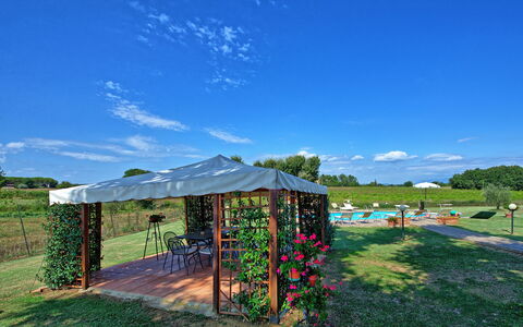 Casa Catia: Ciel, Ombre, Zone Rurale, Arbre, Immobilier, Herbe, Maison, Canopée, Bâtiment, Nuage