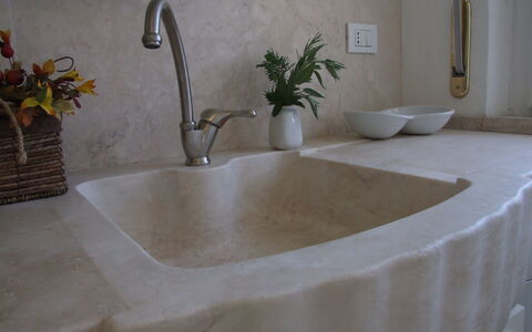 Appartamento - Le Finestre: Nappe De Table, Évier, Lavabo, Propriété, Robinet, Textile, Mur, Marbre, Pièce, Linge
