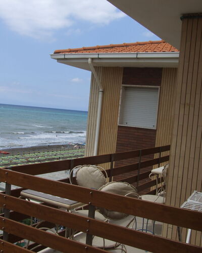 Appartamento - Le Finestre: Propriété, Plage, Mer, Vacances, Maison, Ciel, Bâtiment, Bois, Immobilier, Pièce