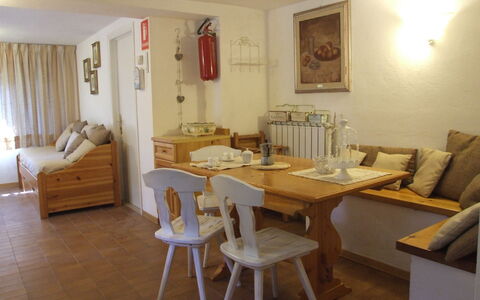 Villa Pineta: Pièce, Meubles, Propriété, Design Intérieur, Bâtiment, Table, Salle À Manger, Sol, Maison, Salon