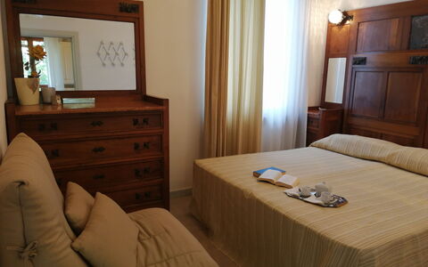 Villa La Quercia: Meubles, Bois, Chambre, Design Intérieur, Lit, Sol, Sol, Drap De Lit, Pièce, Literie