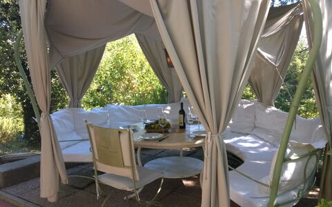 Villa La Quercia: Tente, Propriété, Pièce, Chaise, Meubles, Canopée, Arbre, Ombre, Maison, Immobilier