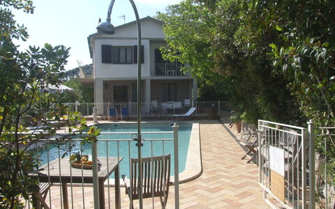 Villa Il Castagno: Plante, Propriété, Bâtiment, Ciel, L'Eau, Arbre, Fenêtre, Clôture, Ombre, Maison