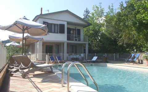 Villa Il Castagno: L'Eau, Ciel, Bâtiment, Piscine, Plante, Mobilier De Jardin, Ombre, Balancelle, Maison, Arbre