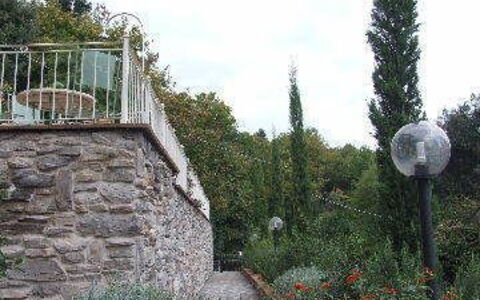 Villa Il Castagno: Végétation, Arbre, Mur, Arbuste, Jardin, Botanique, Plante, Architecture, Maison, Herbe