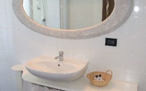 Villa Il Castagno: Salle De Bains, Miroir, Propriété, Pièce, Lavabo, Armoire De Toilette, Accessoire Salle De Bain, Évier, Toilette, Luminaire Plomberie