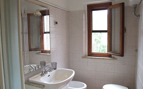 Villa Agrifogli: Salle De Bains, Propriété, Pièce, Armoire De Toilette, Accessoire Salle De Bain, Luminaire Plomberie, Mur, Bâtiment, Design Intérieur, Architecture