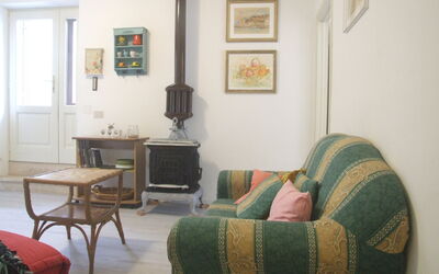 Peonia: Meubles, Cadre, Table, Propriété, Canapé, Bâtiment, Confort, Bois, Design Intérieur, Salon